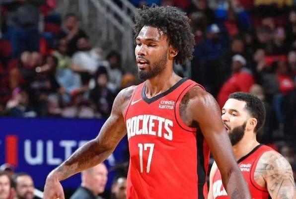 休斯顿火箭如果想要有机会争夺总冠军，可能要进行两笔关键的交易。第一笔交易是用目前