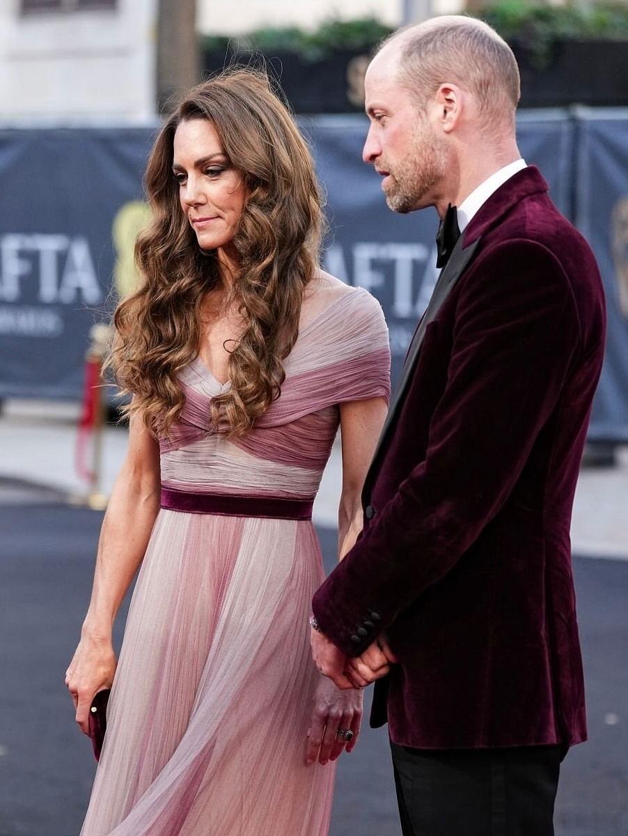 国运被卡米拉王后吞噬了，自她之后，白金汉宫不养人。昔日的伊丽莎白二世和玛格丽特