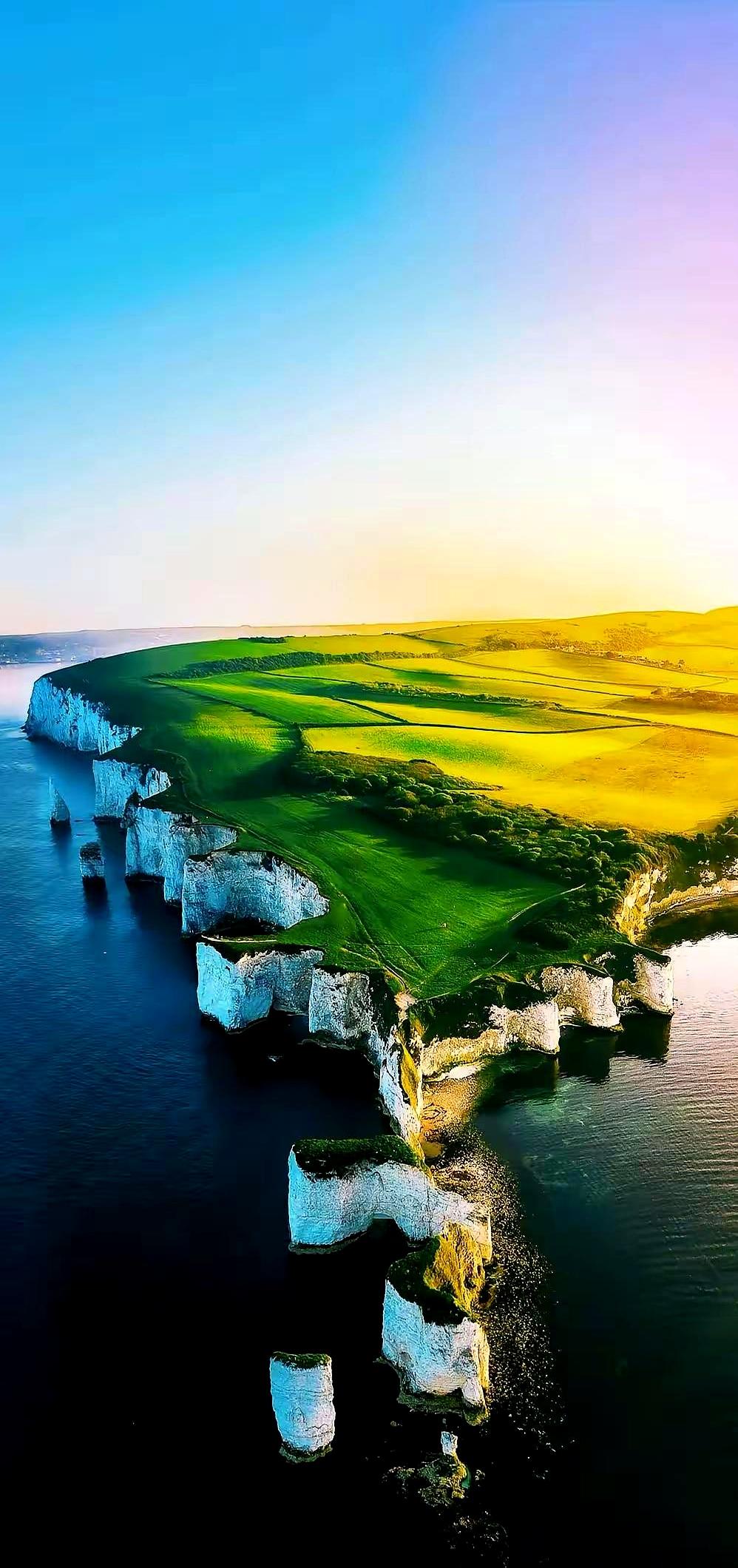 一个人喜不喜欢你，很多时候真不是嘴上说的，身体反应最诚实。别自欺欺人了，靠不靠