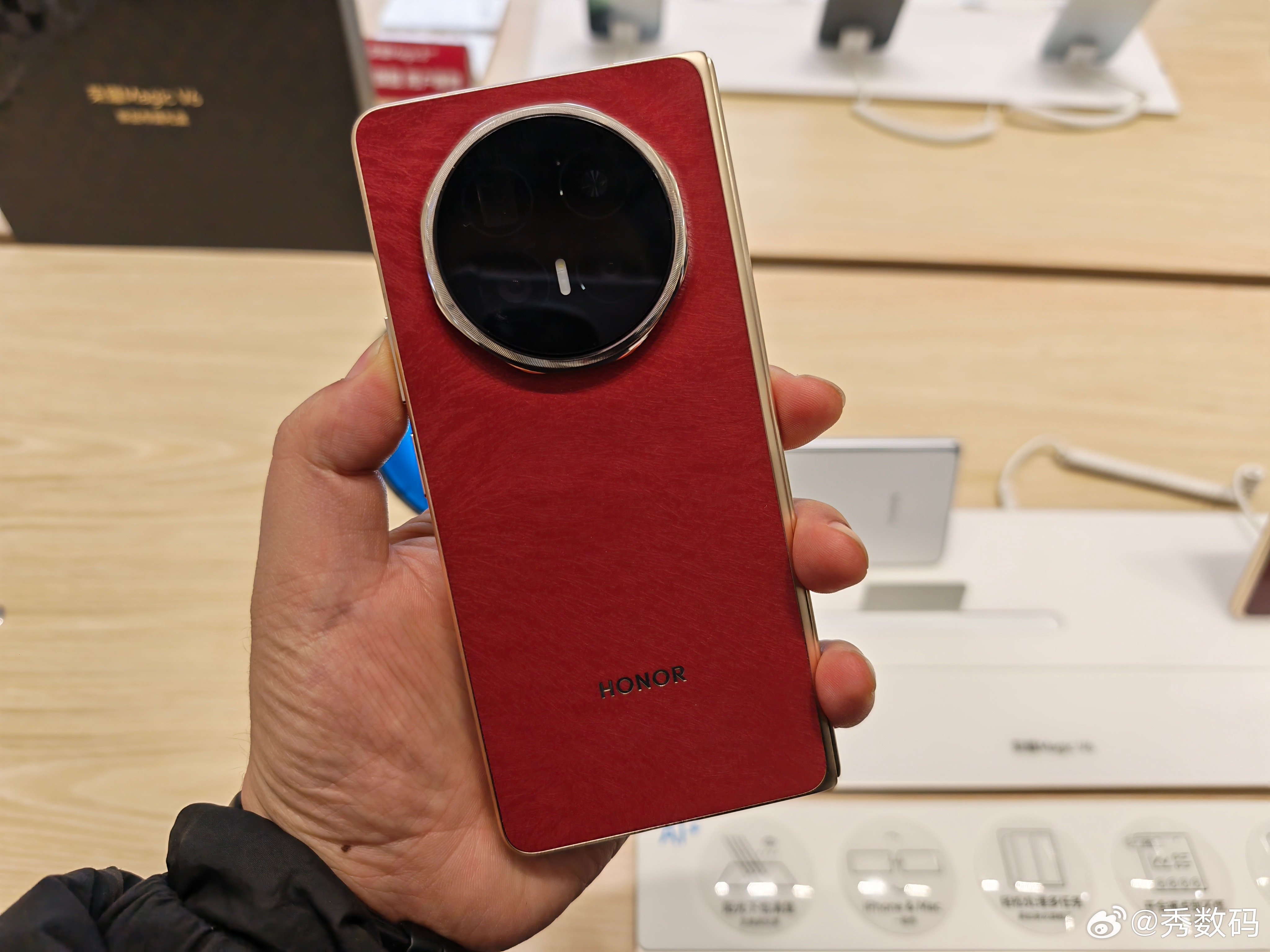 逛街看到荣耀体验店上了MagicV6，终于摸到赤兔红了，背部的颜色和手感很好，