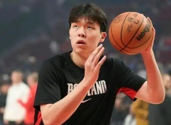 开拓者有点过分了，杨瀚森从G联盟召回了，对阵老鹰队的比赛，却没有让他上场，斯普利