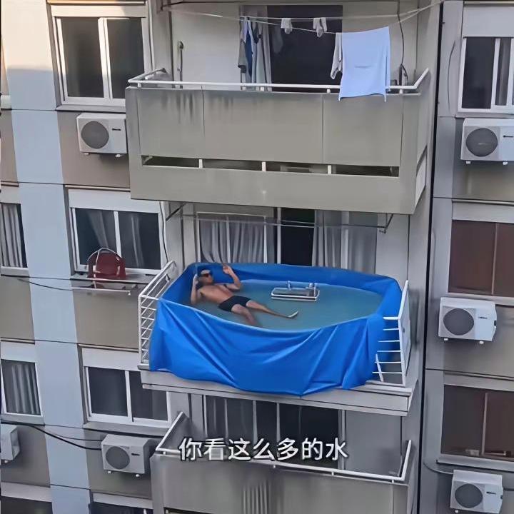 看得手心冒汗！高层阳台搭建泳池，胆子实在太大看👀画面瞬间看呆了，高层住户