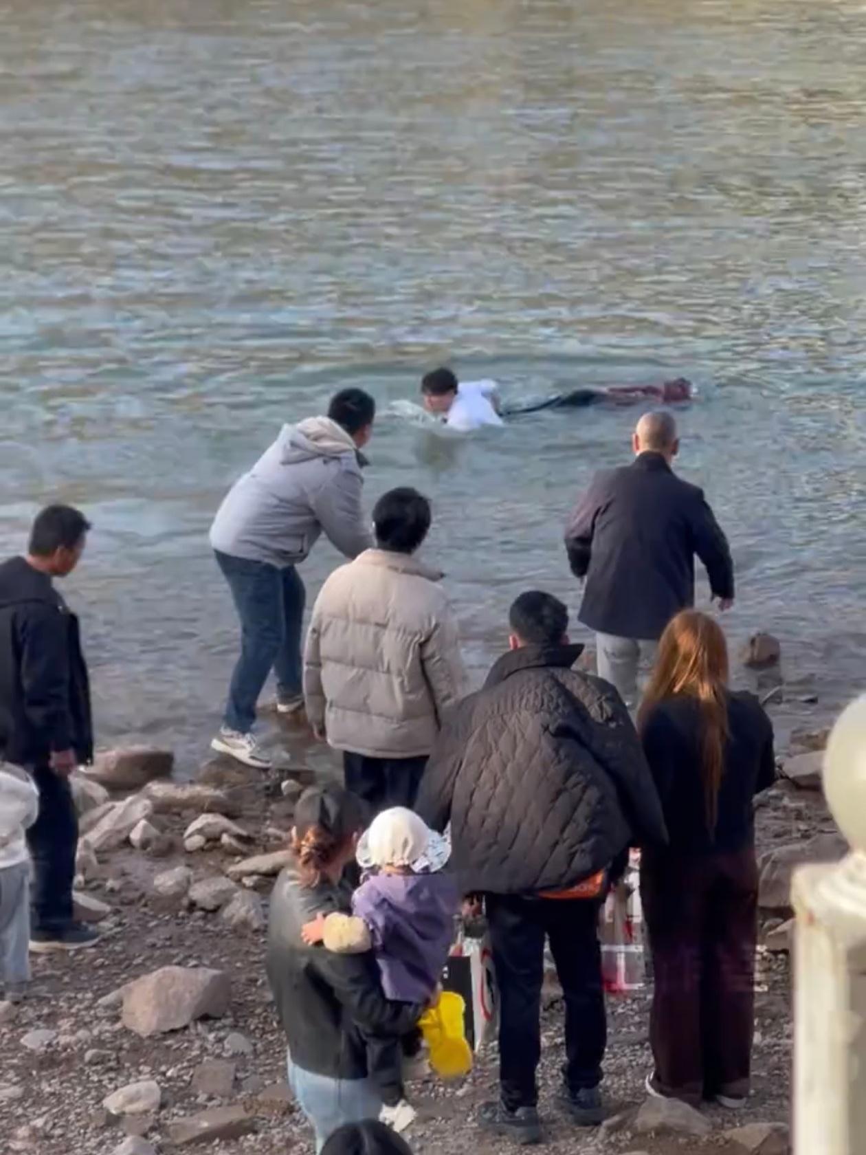 兰州大学生智救落水女子：一根绳子捆住生命与善良