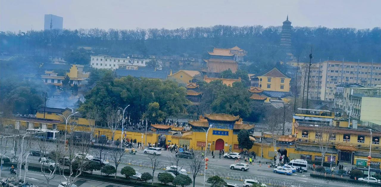 大年初一武汉“小故宫”人流如织，香火兴旺！很难说这是迷信还是祭祀。人们在烧香拜佛