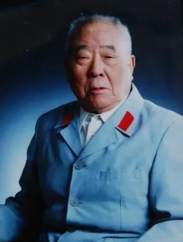 1937年，一护士正帮一名西路军伤员擦洗伤口，突然，她“啊”的一声尖叫，几个男医