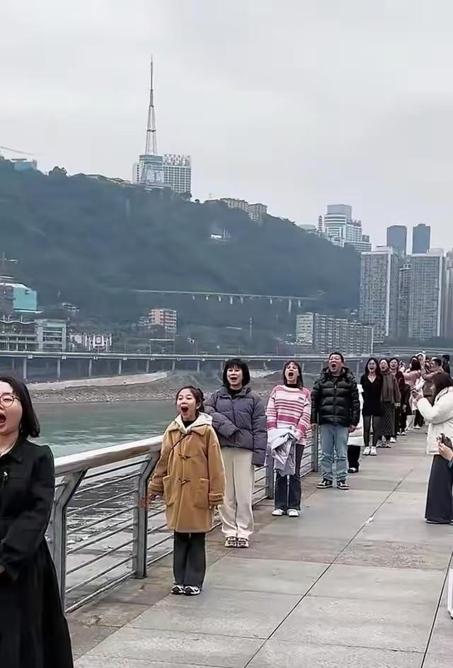 第一眼还以为这些人在干嘛，个个张大了嘴巴？看那模样有点搞笑。原来是在拍吃轻