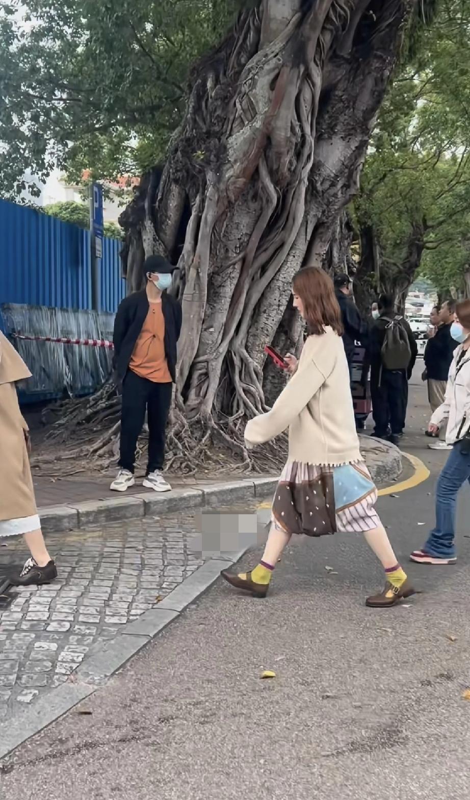 金晨肇事逃逸被罚后露面，走路小心翼翼，没有自信了!近日，金晨因肇事逃逸被罚1