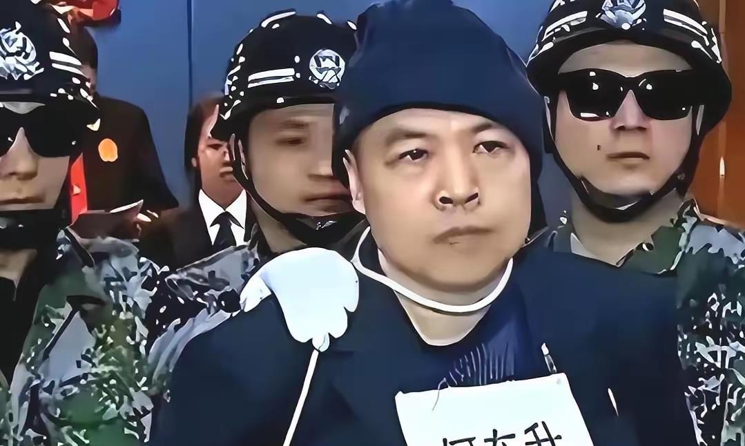 🌞1996山东济南，一男子为独吞100万赃款，把同伙5个人砌成窗下的水泥台