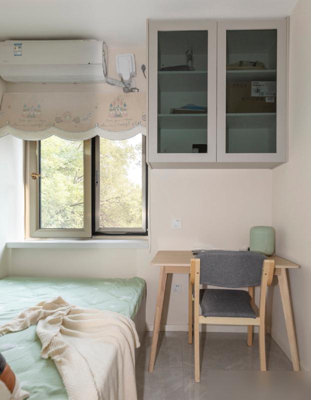 看哭了！北京这家人的老破小改造太戳心了！80年代的56㎡老破小，四口人要挤三居，