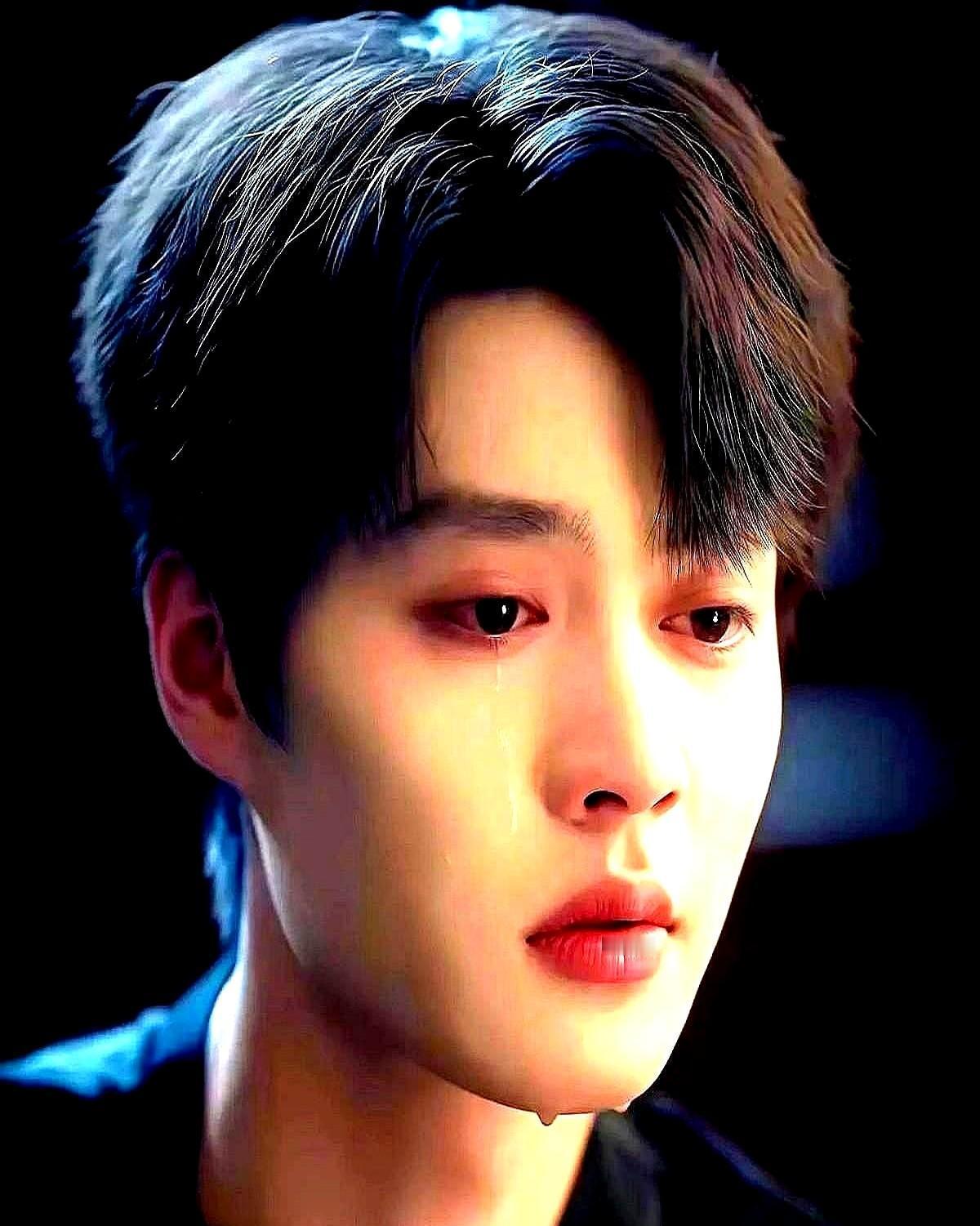 横店的滤镜碎了，西装得自己带。以前靠狗血逆袭月入五万，现在拍一条得先过三道审。