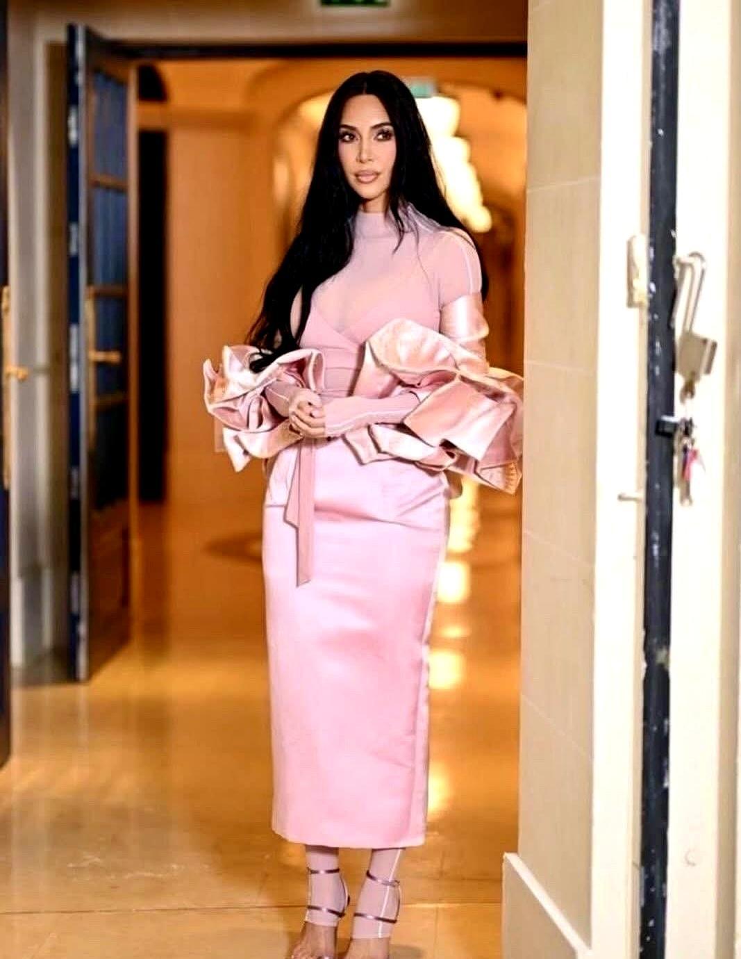 别猜了，私人飞机的航线就是答案。伦敦飞巴黎，金卡戴珊的私人飞机刚落地。她转