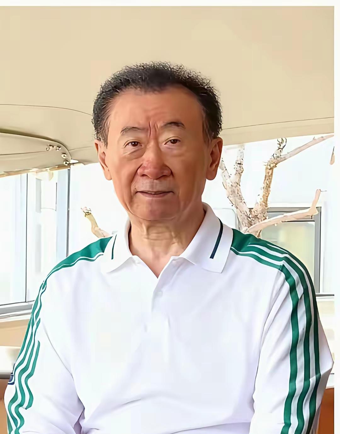 王健林满脸憔悴，也不影响他满头黑发，真的想不明白，都七十几岁的人了，为啥还能保持