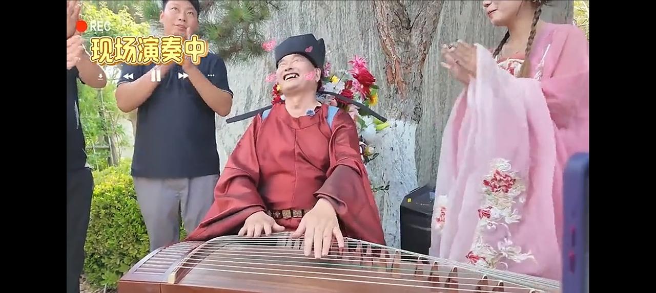 大衣哥朱之文又搞大动作啦！他簪花郎、县太爷的装扮现身石敢当景区，还现场弹奏古筝，