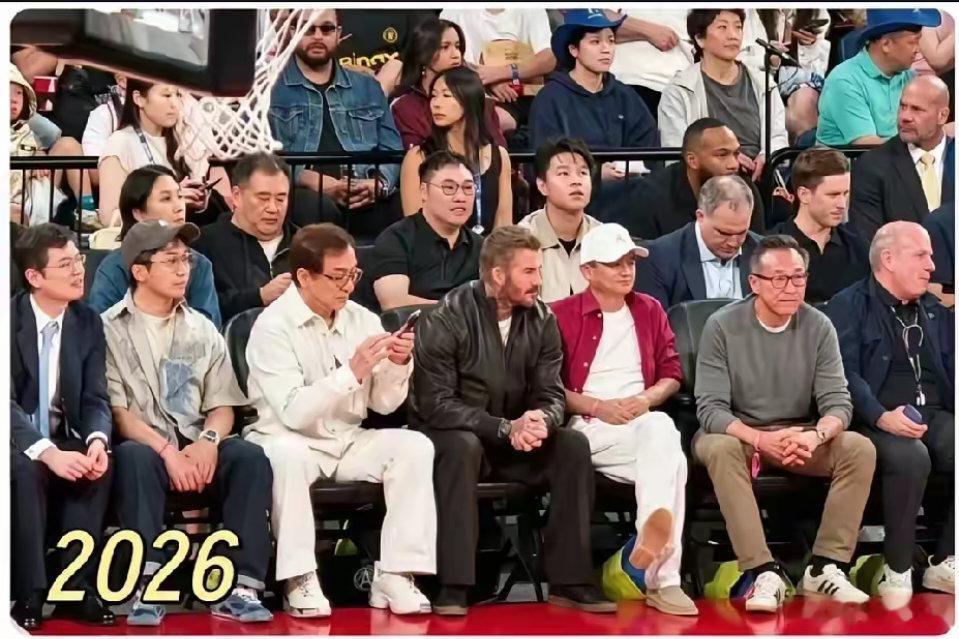 马云真是瘦死的骆驼比马大！澳门举办NBA中国赛，马云也去捧场。他不仅坐在坐前排，