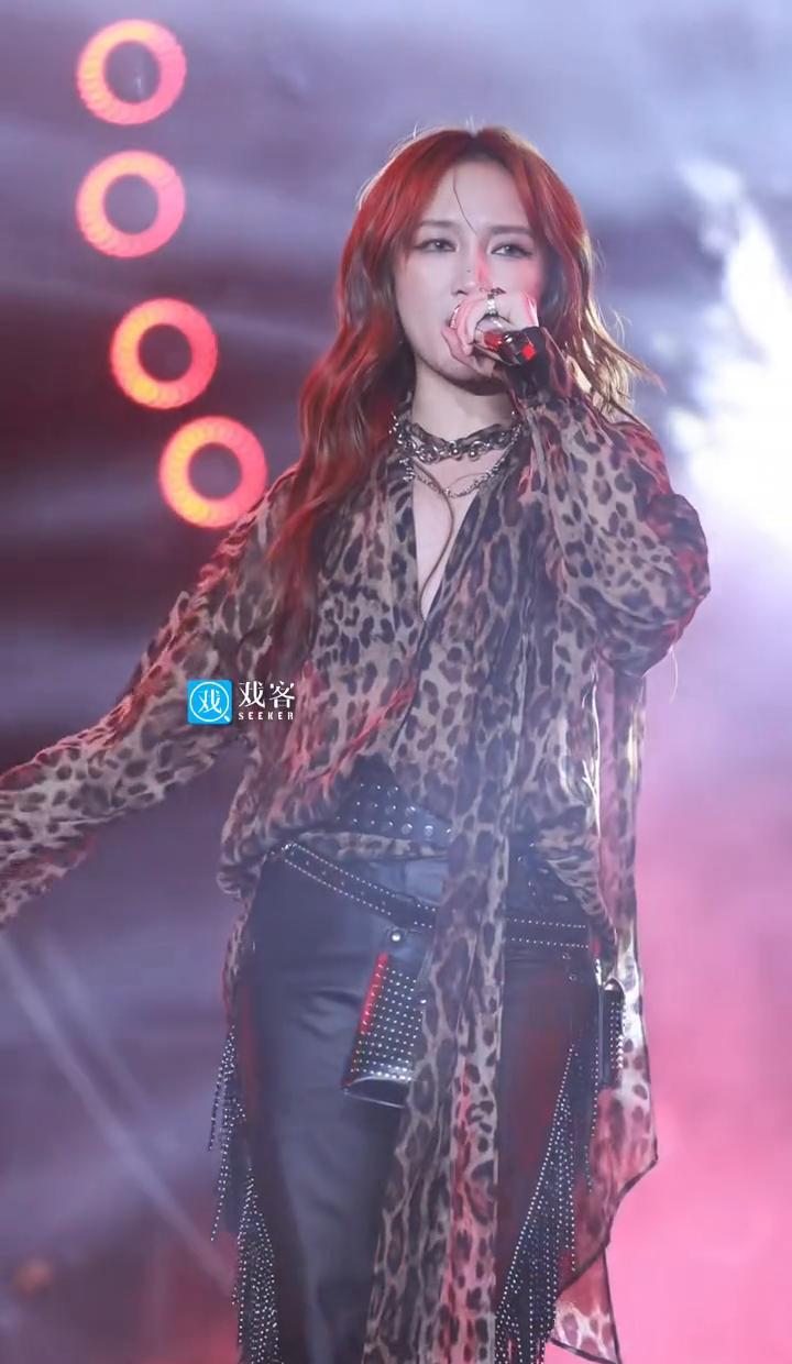 半夜被一堆乱码拽醒。发来一段说不清的文本，要你整合。我像拿着放大镜被叫去缝一