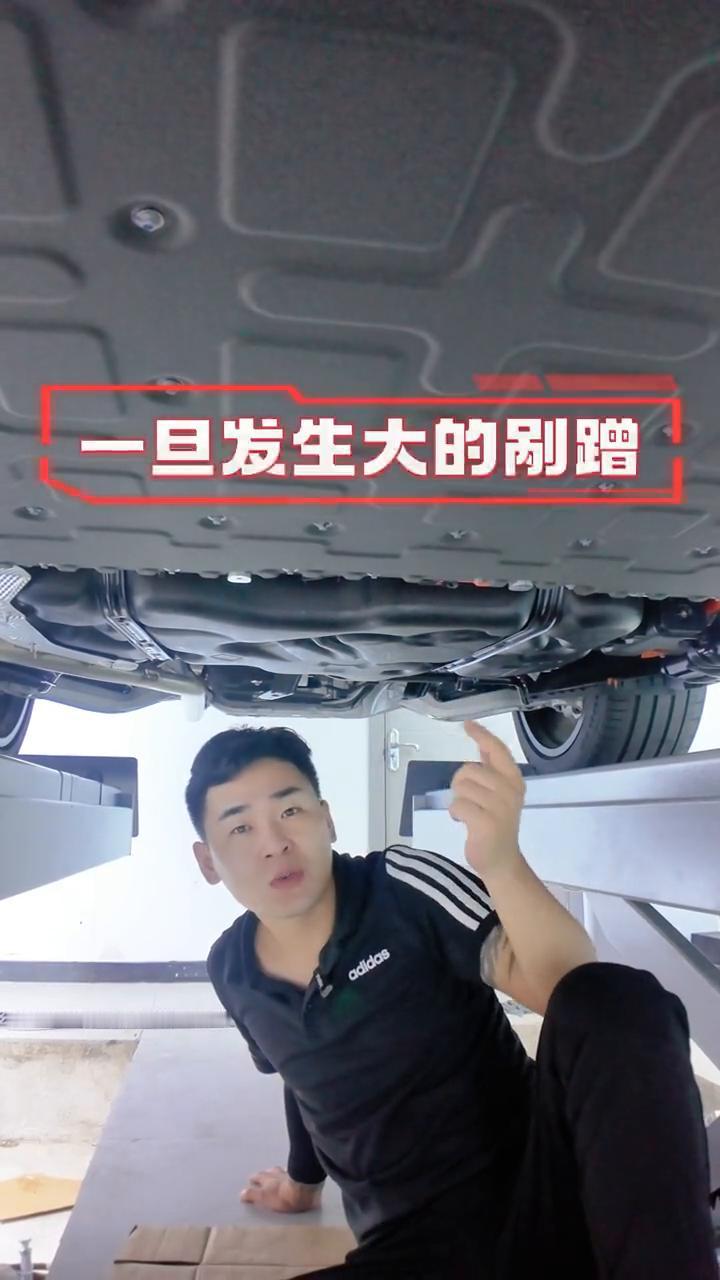 问界M8底盘详解。这个电池一旦发生大的剐蹭就自然着火了，跑都来不及。看一下这台