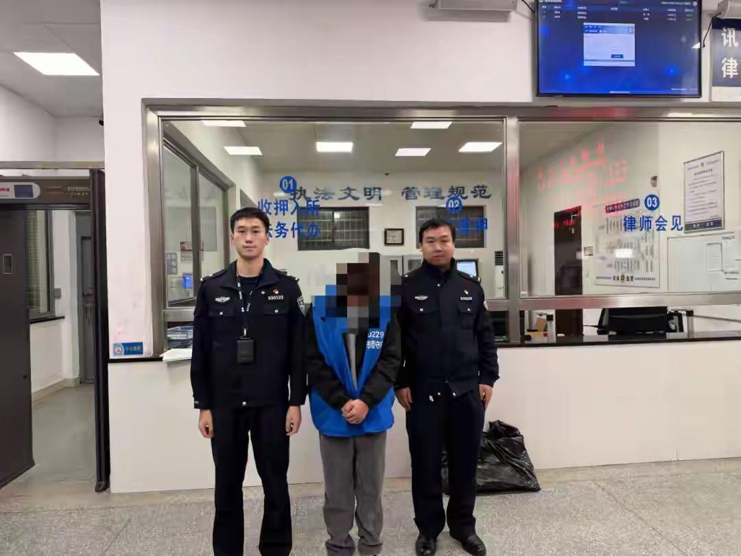 湖南株洲小偷偷熟人家黄金首饰，销赃被人黑吃黑11克。陈某沉迷赌博，手头紧，就想到