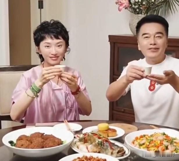 许亚军的手艺不错，够得上大厨级，菜系色香味俱全，妻子在家只管摆弄花草，许亚军颠勺