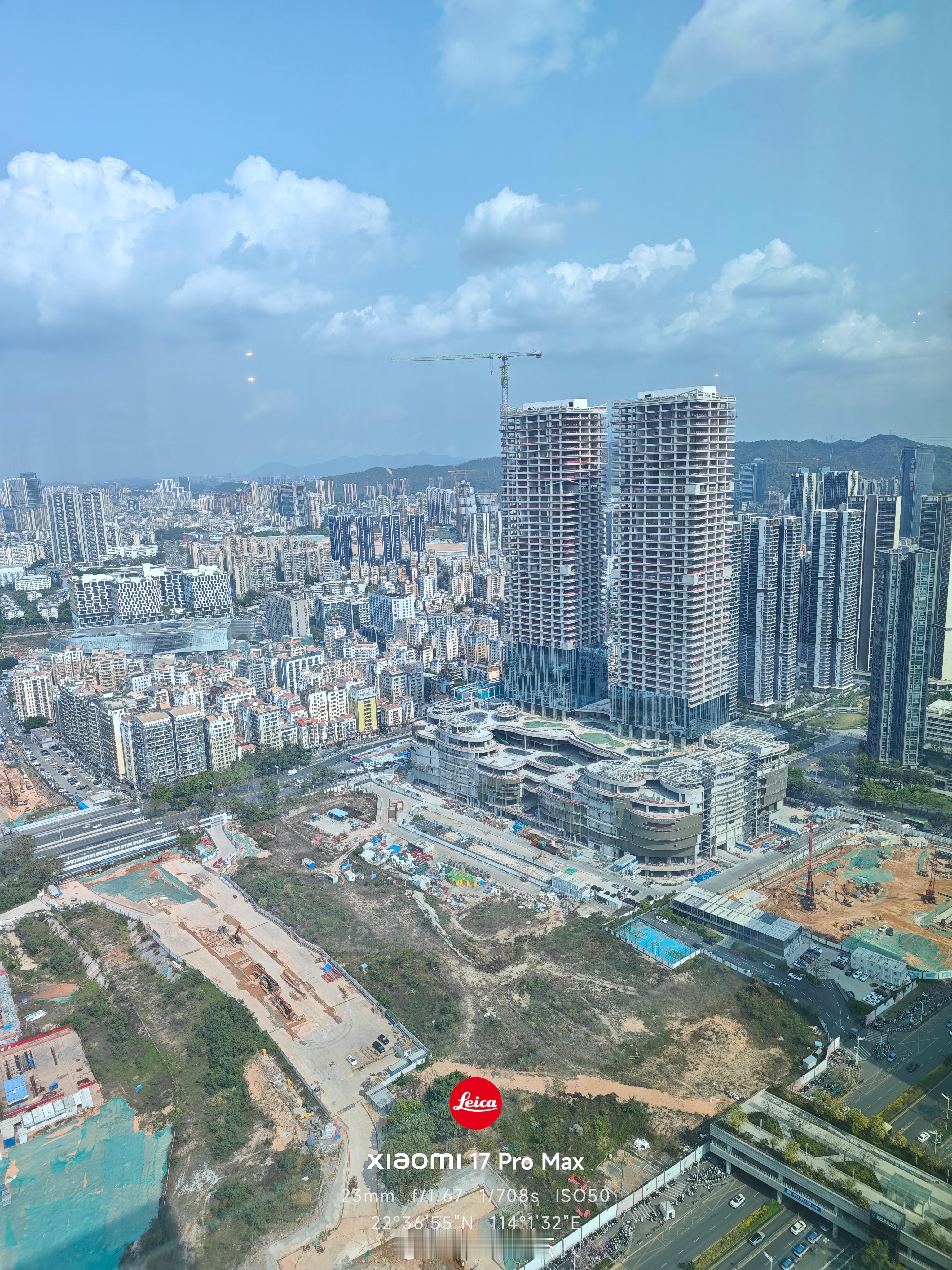 看，深圳北站的龙华万象天地正在建设中。说是说万象天地，实际档次要降低一丢丢，高于