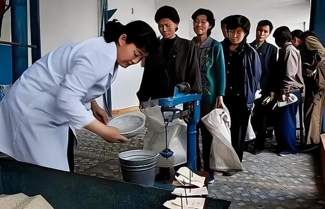 朝鲜粮食如何分配的？根据2025年的标准，朝鲜成年人每天定量为700克混合粮食，