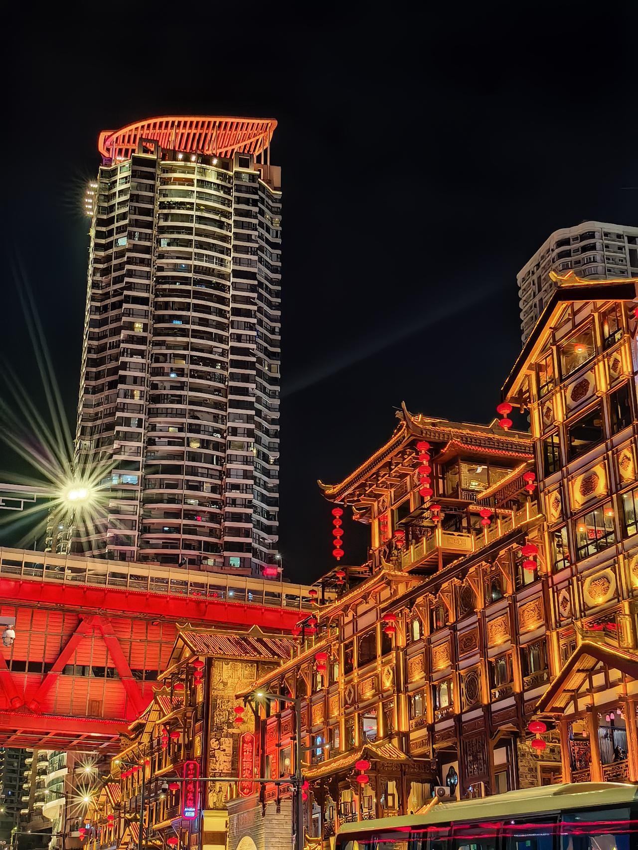 重庆成为全国最热门的旅游城市。这里没有淡季旺季，国庆过后发现当初说是来过节的人们