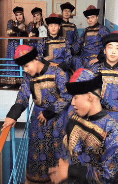 布里亚特人的衣服，咋和满族服饰这么像啊[笑着哭]？这些外国人穿这身，去东北那里溜达