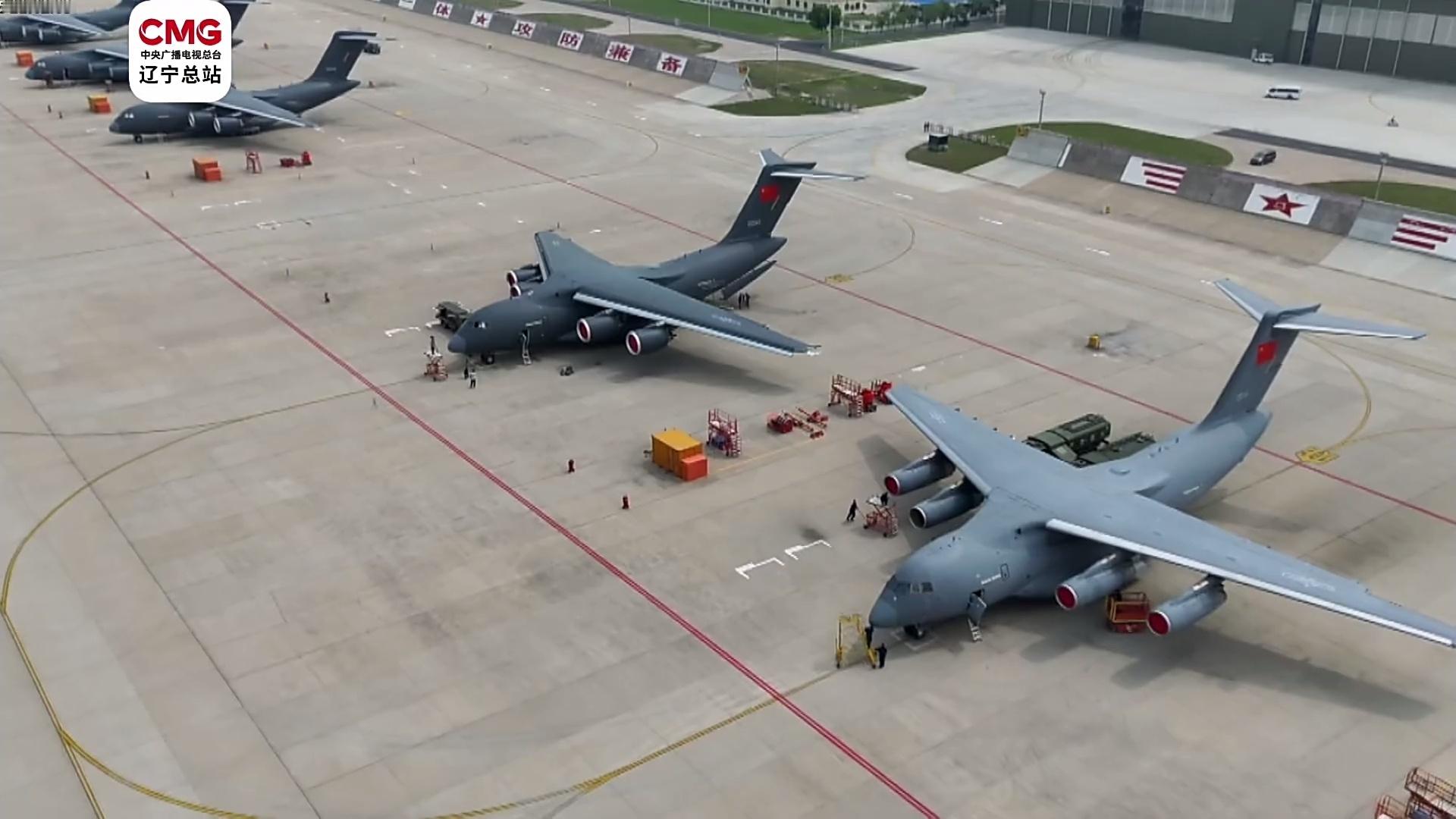 空军运20B接烈士回家运20B和运20A同框俯视图