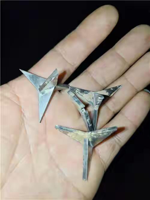 “缺德带冒烟！”辽宁大连，一男子和朋友开车去赶海，途经积水坑，车子4条轮胎全部被