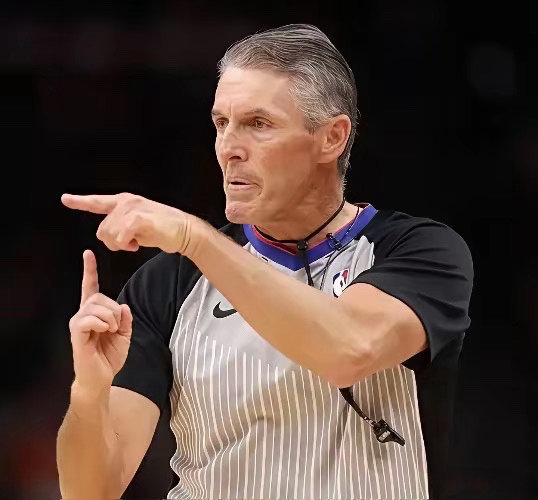 NBA顶级裁判年薪多少？新人（3年以下）年收入15-25万美元；中级（3-10年