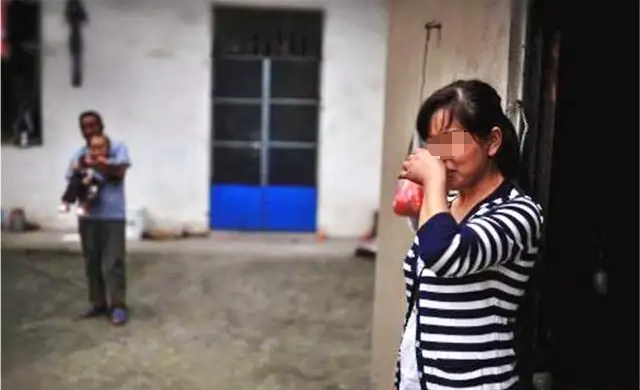 北京，因妻子一直无法生育，男子便抱养了一女婴。20年后妻子去