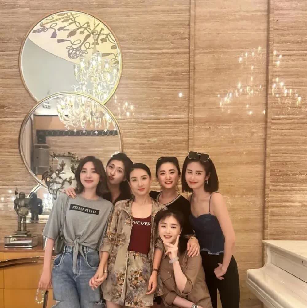 她们是《甄嬛传》的六美，感觉前面几位都一般般，只有后排的两位好看些，特别是眉庄姐
