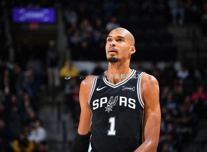 NBA常规赛继续进行，马刺客场126-109战胜爵士。文班亚马此役出战33分钟，