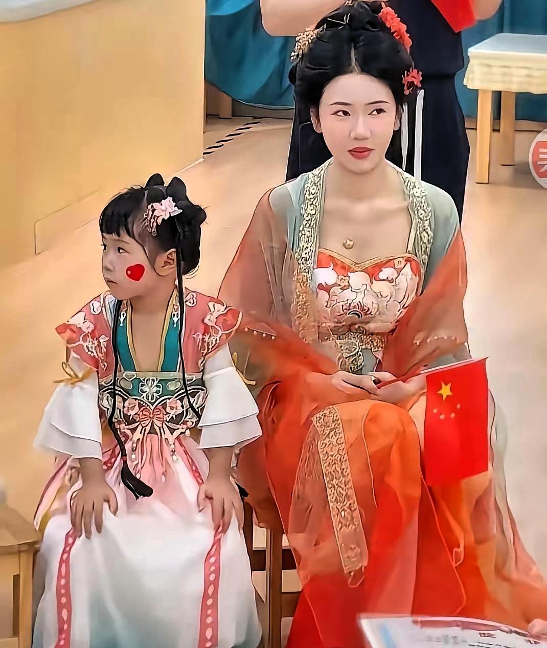 幼儿园通知家长盛装出席，有位妈妈真就翻出礼服认真打扮去了。结果到现场一看，别人都