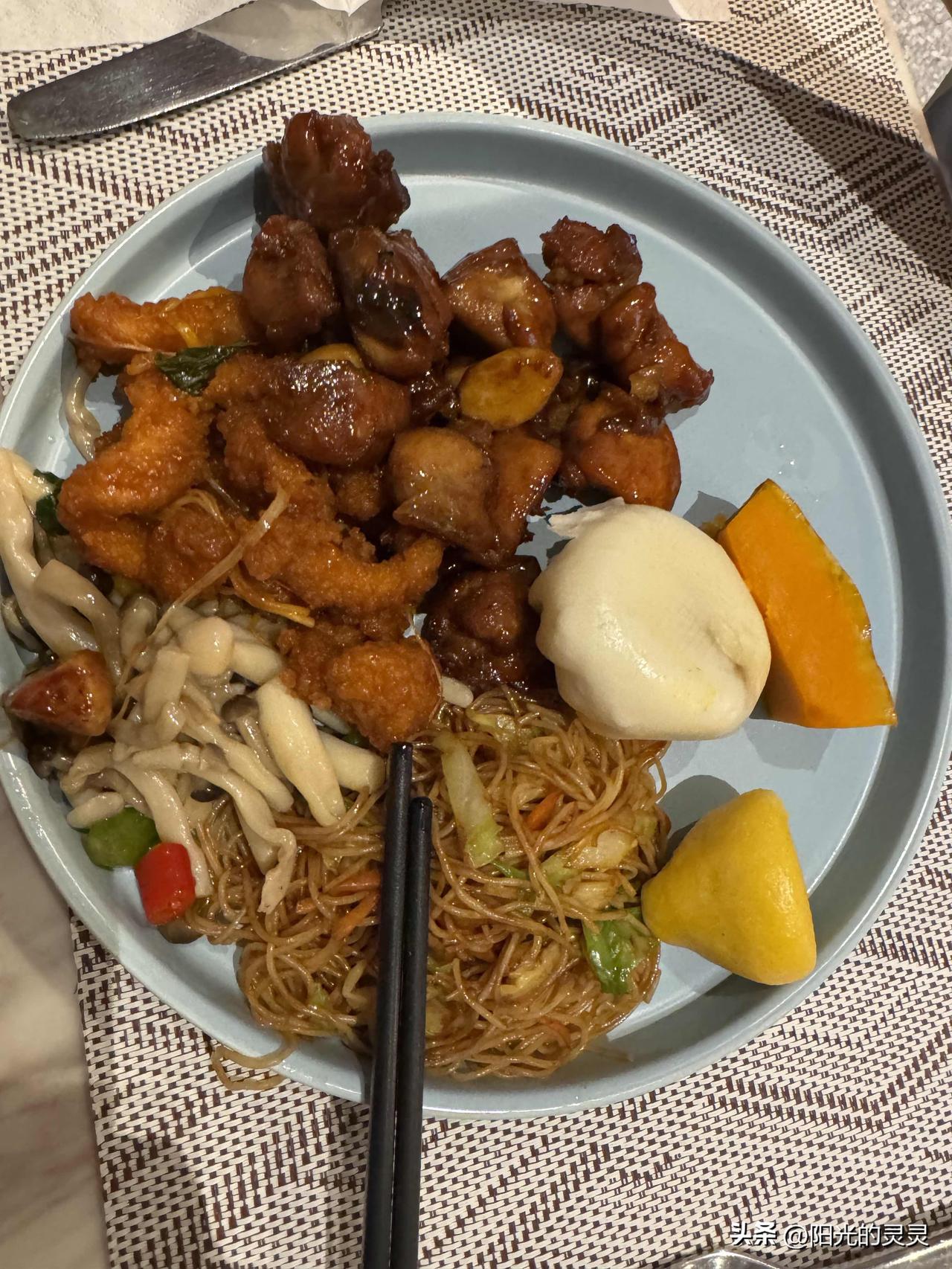 今天的早餐挺丰盛。北京的早餐真的很好。只要你想吃，没有吃不到的。所以甩开膀子吃