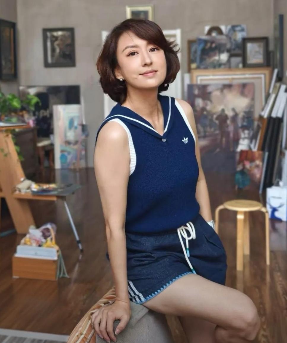 穿着休闲短裤的央视前主持人张蕾，站在画室里的一幕，由内而外散发着成熟的松弛感