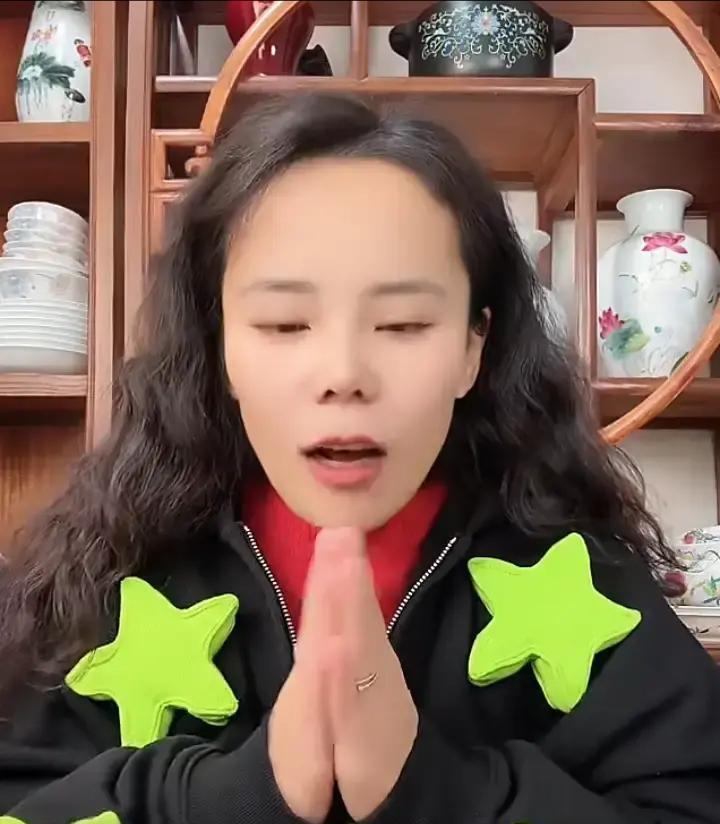 熊磊直播崩溃，哭求柴桑说出真相。观看人数从3万飙到12万。弹幕刷屏，她双手合