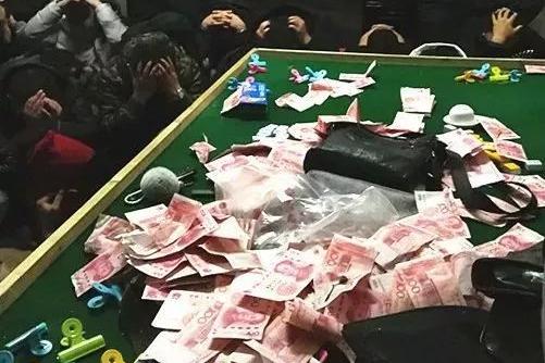 民政局门口的风，比任何法庭都冷。他俩去离婚。她打牌输了15万，他给了一巴