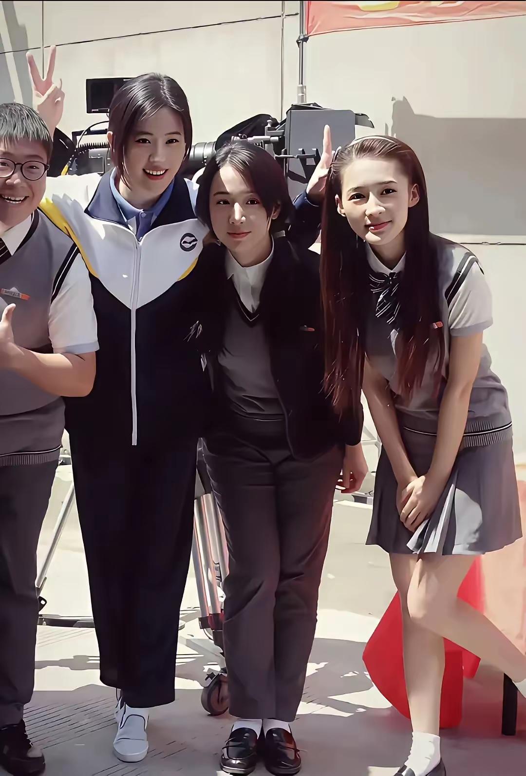 李沁和刘亦菲我认识，中间女士是谁？