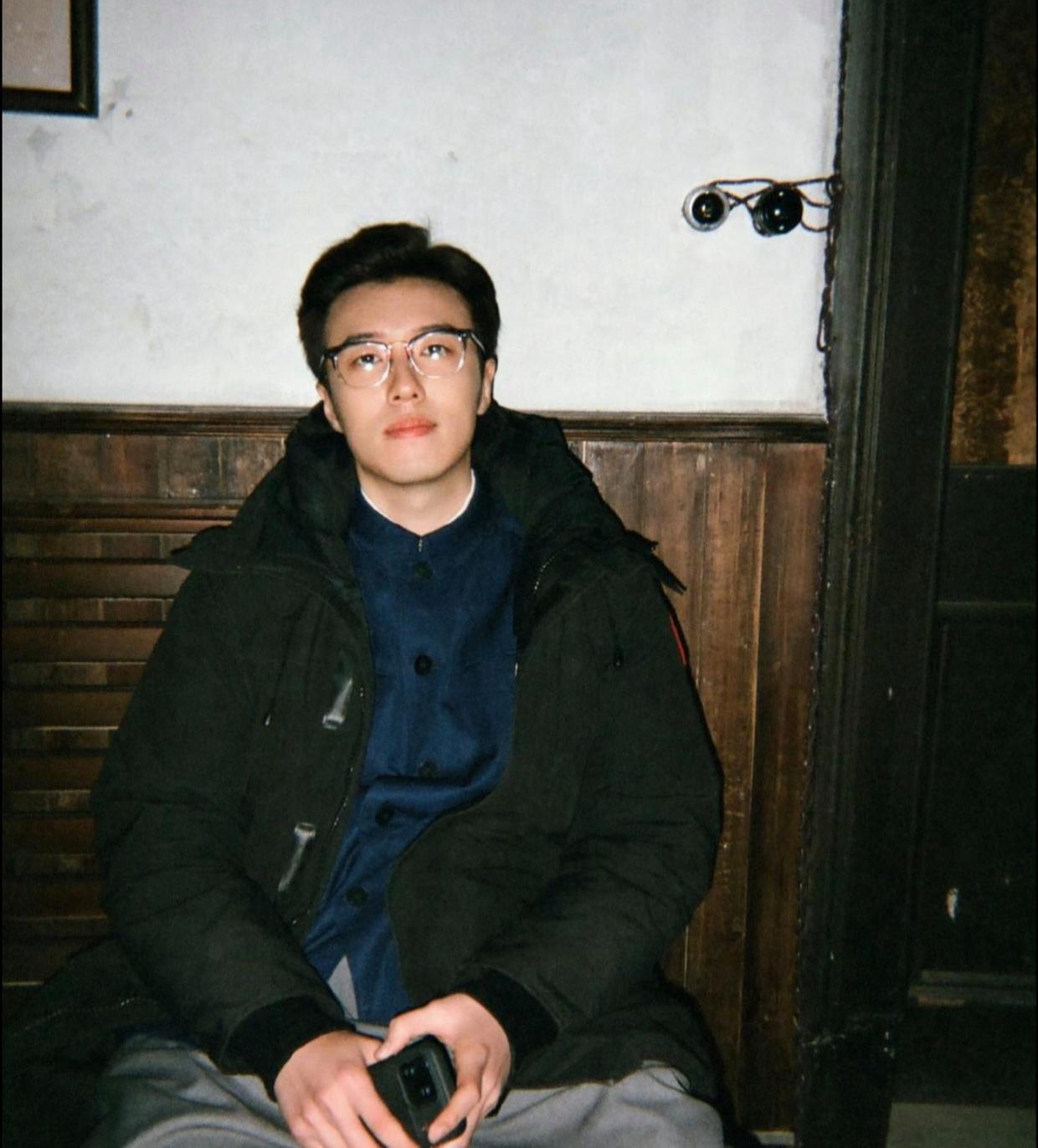 1.张哲华之所以影视资源源源不断，主要是因为他低调安分、从不惹是非，演技在线且