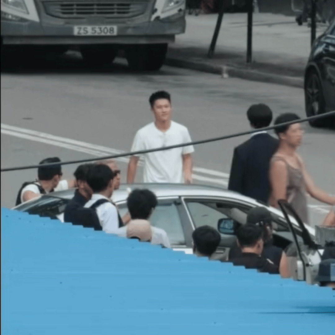 成毅《狩谎》今日片场路透这是真的会武功吧，身体柔韧性是真好踢腿动作干净利落，期待