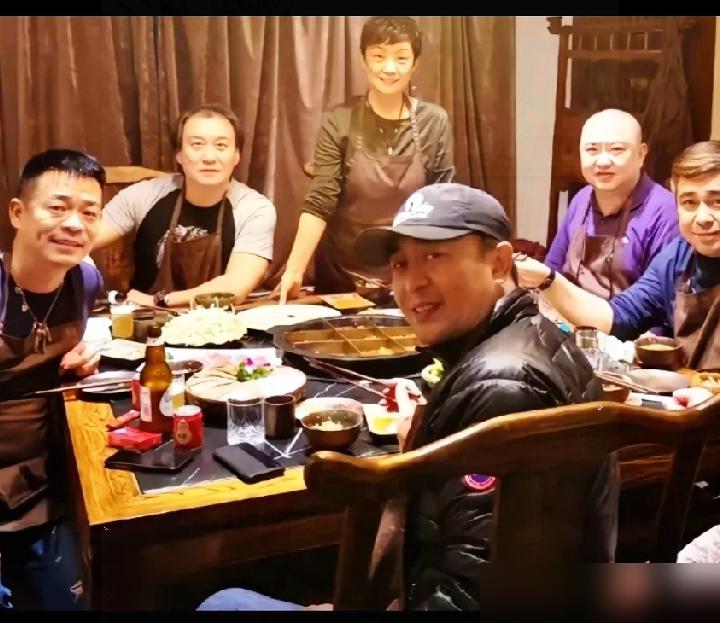 张嘉译一家三口加孙浩的火锅局，每次都能秒破离婚谣言！孙浩可是个“关键人物”，
