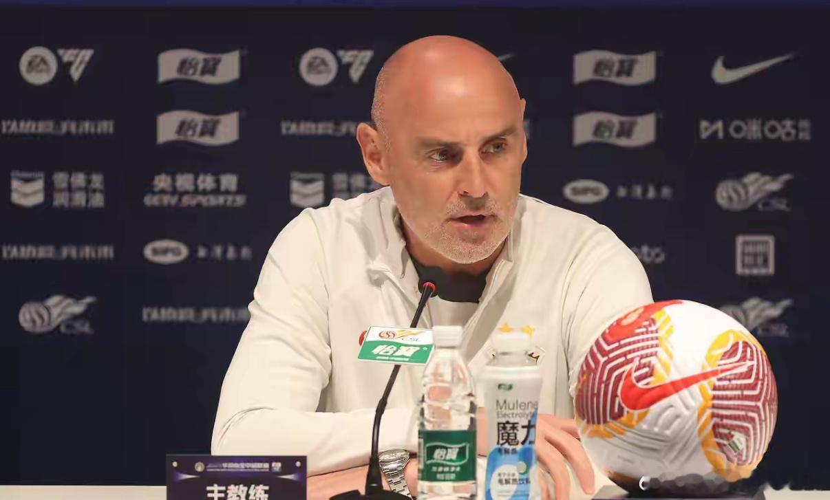 中超第二轮焦点战：上海海港能否逆袭青岛西海岸，卫冕之路命悬一线