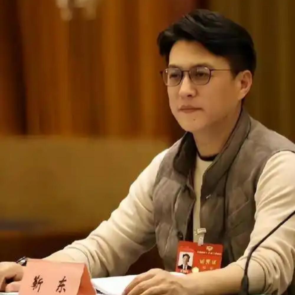 靳东从：演员升：管理？20年逆袭路，藏着普通人最该学的狠劲！刚刷到炸消息：靳