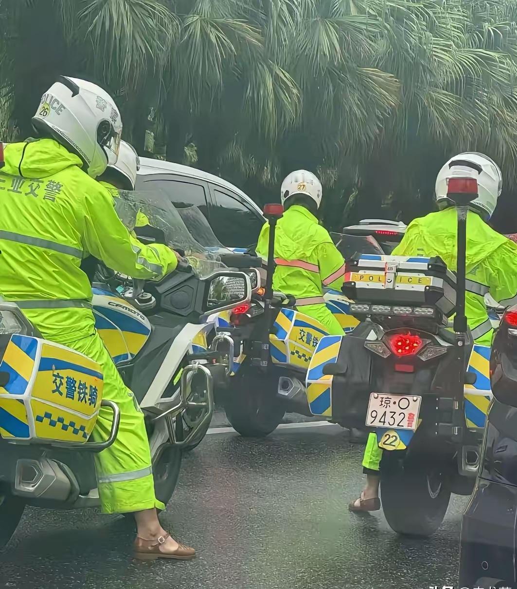 海口的交警竟然穿这双鞋，我第一眼看过去，还以为这是女士凉鞋，然后仔细一看，这是一