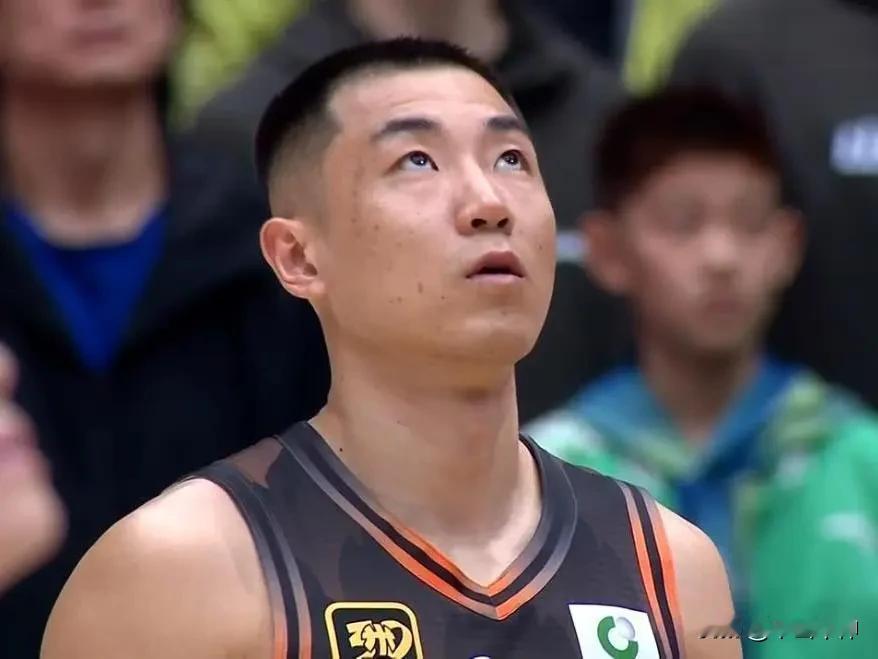 高诗岩从国家队回来变得有点独！这是我个人的看法山东男篮新赛季第一场比赛，客场