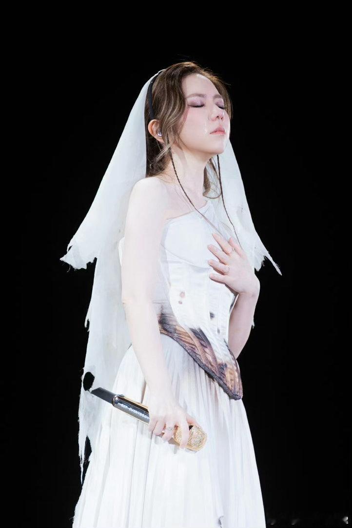 邓紫棋大巨蛋开出150场她说“今天你们可能已经用掉80%的生命力，但今晚我们会