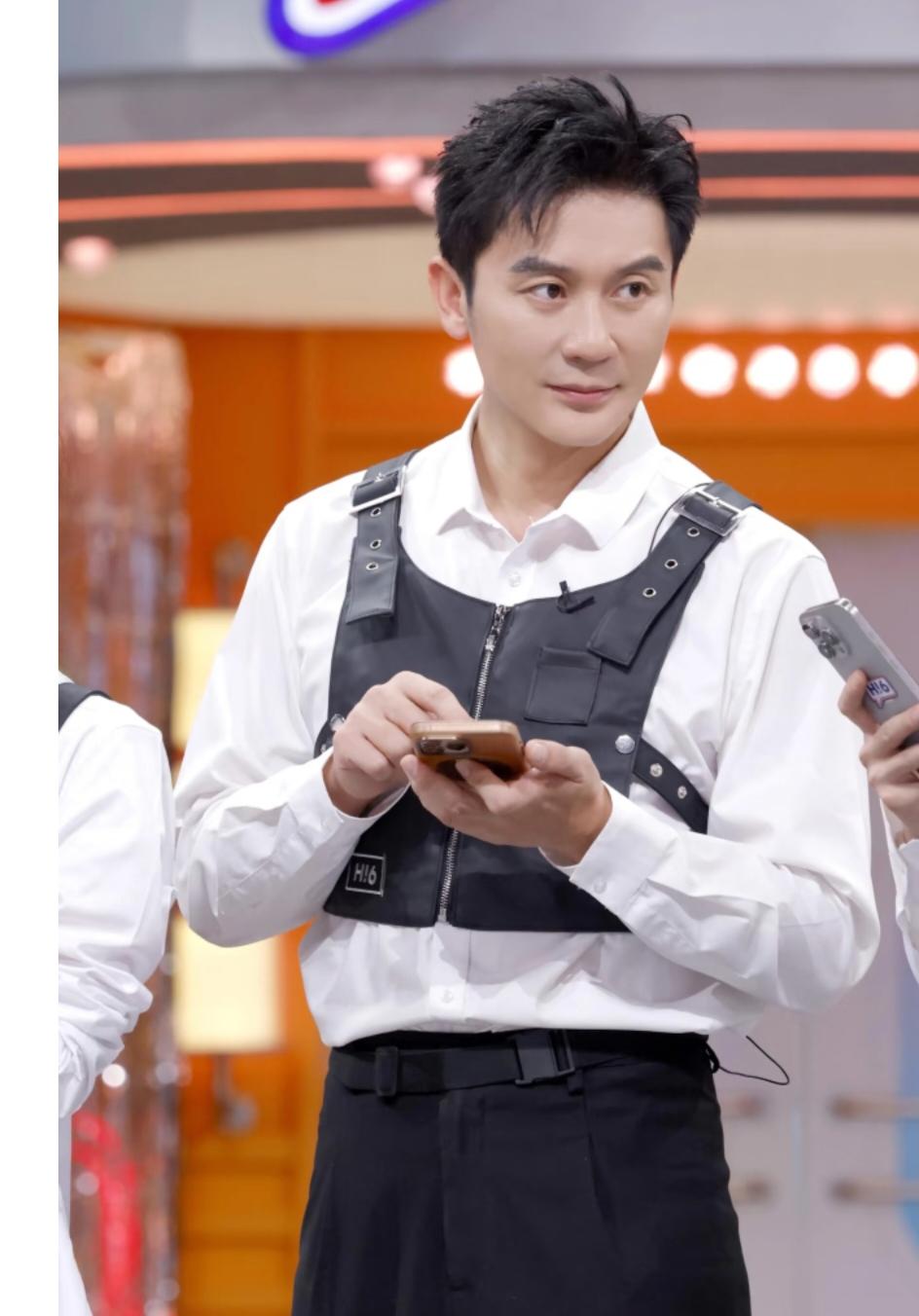 李晨尴尬了近日一节目中，李晨问王宝强最满意的作品是什么？王宝强说:其实不止一