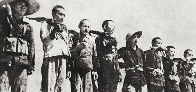抗战中，大鱼山岛新四军正出操，队长忽然听见轰鸣声，忙看四周，海面上竟全是敌舰。队