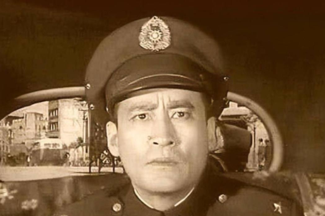 🌞1950年，成都有个香烟店的老板，坐着看报习惯双腿并拢，后背胸膛挺得笔直