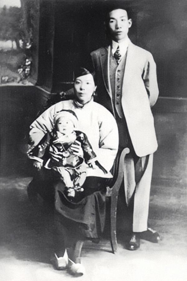 1928年2月，杭州西湖边，作家郁达夫身披礼服迎娶“西湖美人”王映霞，而此时他的